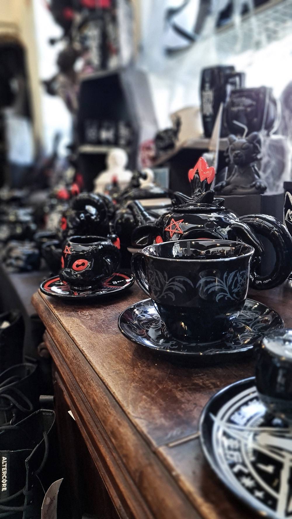 Mugs black/red and Pots black/red